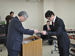 表彰状を受け取る学生