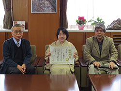 記念撮影（左：森学長，中央：田中さん，右：石田顧問）
