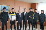 Professor Kasuga's laboratory was presented with the 