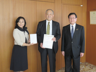 左から浅井会長，土川様，森脇学長