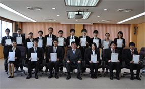 決定通知書を手に(集合写真)