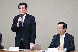 President Moriwaki explaining about Gifu University