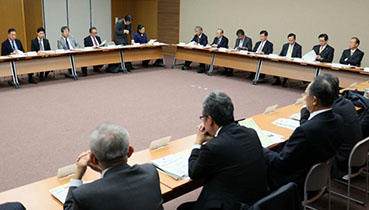 飛騨市役所での懇談会の様子(発言する王副学長)