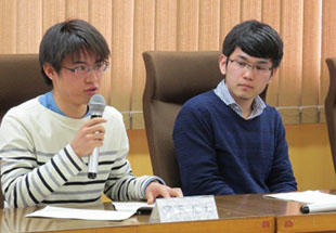 iGEM Gifuの活動を説明する学生