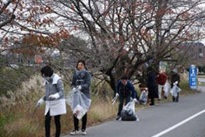 Participants picking up trash along the river