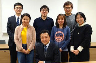 三枝氏と参加外国人留学生との集合写真