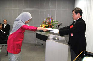 President Moriwaki handing out the certificate to a student