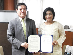 森脇学長(左)とShirley C. Agrupis学長(右)