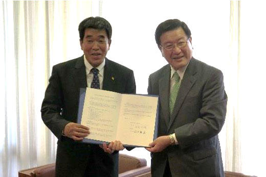 協定書を手にする森脇学長（右）と古川市長