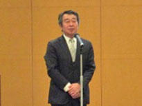 挨拶をする岩間医学部長