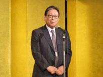 挨拶をする吉田附属病院長