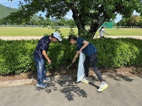 学生の清掃活動の様子