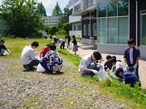 キャンパスの清掃活動の様子