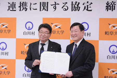 President Moriwaki (right) and Mayor Narihara (left) holding the agreement in hand