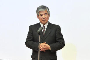 挨拶する吉田会長