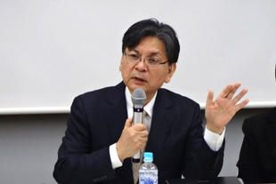 Professor Minatoguchi making a presentation