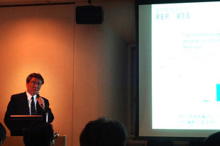 Associate Professor Ken-ichi Tezuka making a speech