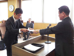 Mr. Nishiwaki receiving the notification