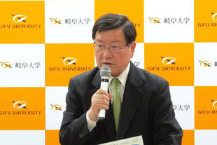 President Moriwaki explaining Gifu University Future Vision Toward 2025