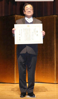 Associate Professor Naruse at the Commendation Ceremony (at MEXT)