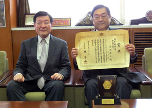 With the President (left: President Moriwaki, right: Associate Professor Naruse)