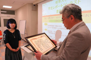 Miss Nakamura receiving her certificate