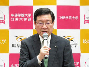 挨拶をする森脇学長