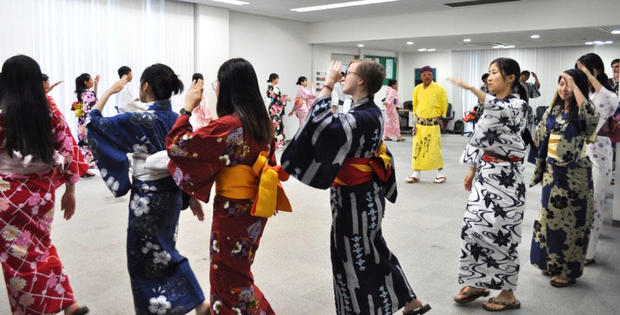 「かわさき」を踊る学生たち