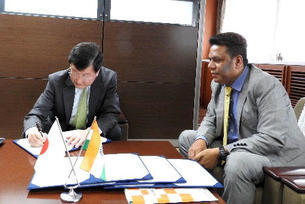 大学間学術交流協定にサインする森脇学長（左）とSanjib Kumar Panda教授