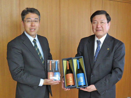 髙木岐阜大学消費生活協同組合代表理事（左）から岐阜大酒を贈呈される森脇学長（右）