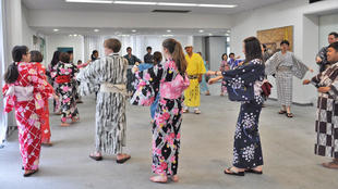 「春駒」を踊る学生たち