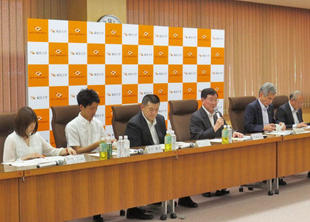 記者会見の様子