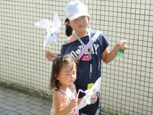 かざぐるまで遊ぶ子どもたち