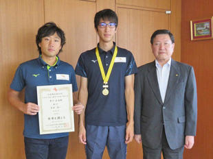 記念撮影（左から林助教，赤松さん，森脇学長）