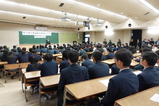 挨拶する森脇学長と多数参加した高校生ら