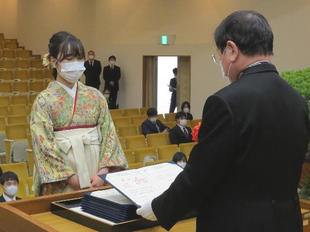 森脇学長から学位記を授与