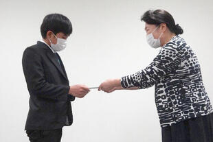 大島恵子会長（右）から支援金贈呈を受ける留学生