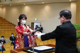 森脇学長から学位記を授与