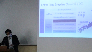 シンポジウムでの花岡講師（森林研究・整備機構）の基調講演