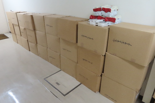 パックごはんが入った段ボール箱