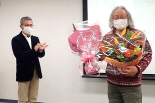 花束を贈呈された津田准教授