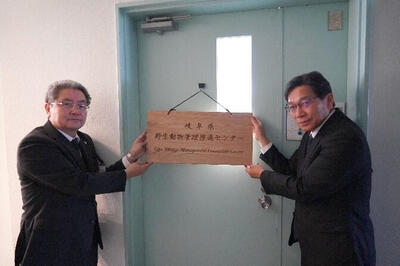 看板を掲げる光永応用生物科学部長（右）と渡辺岐阜県環境生活部長
