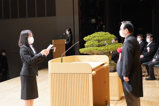 宣誓する社会システム経営学環　中嶋さん