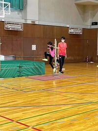 赤松選手が、高跳びを指導