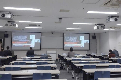 岐阜大学サテライトキャンパスでの受講の様子