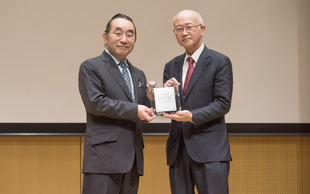 日本化学会会長（左）と村井氏