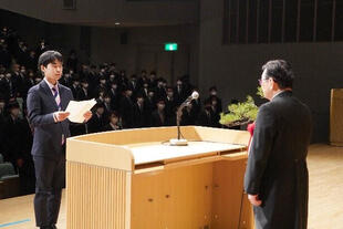 宣誓する応用生物科学部　芦塚さん