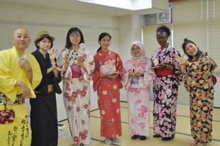 踊りの講師と優秀踊り子たち