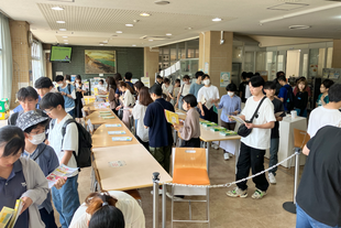 配布の様子（7日）