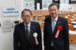 （左から）吉田学長、青木代表取締役社